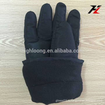 Черные рекламные непромокаемые зимние перчатки с длинными манжетами